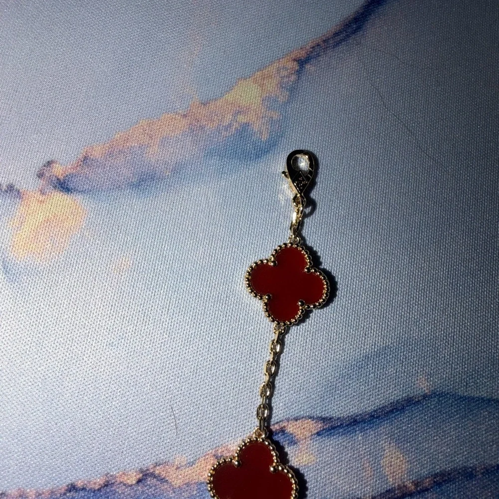 Gold-Tone Bracelet with Red Clover Motifs - Picture 7 of 9